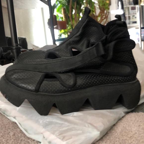 Black Slide On Shoe. No Additional markings telling me a name?? - Picture 1 of 7